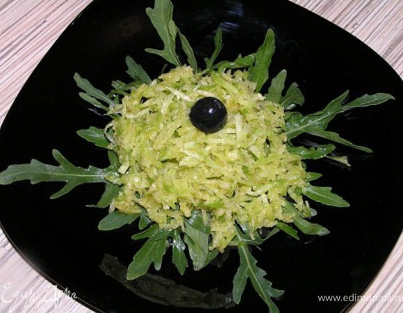 Затем добавить масло, перемешать, выложить на веточки рукколы. Украсить маслинами.