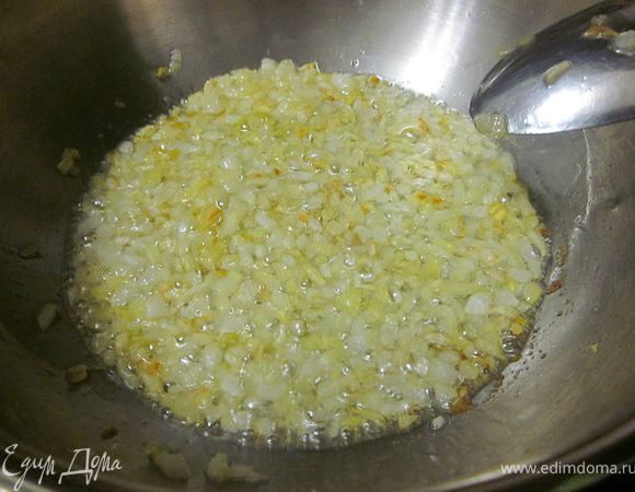 Лук мелко порезать, обжарить на растительном масле. 