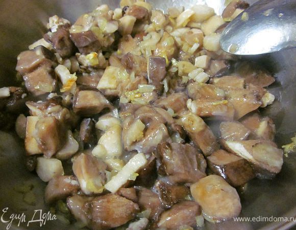 Грибы порезать средним кубиком и добавив их в лук, перемешать, потушить минут 15 на среднем огне.