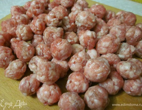 Из фарша слепить маленькие фрикадельки размером с фундук,