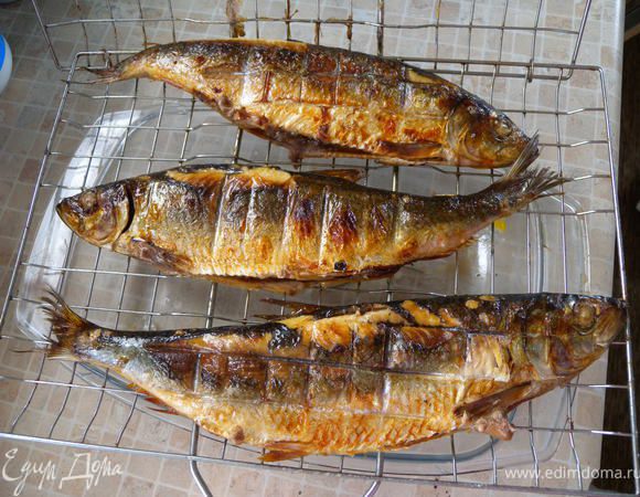 Помыть рыбу, почистить. Замариновать любым способом. Можно не мариновать вообще. Выложить на решетку и отправить на угли. Все! 