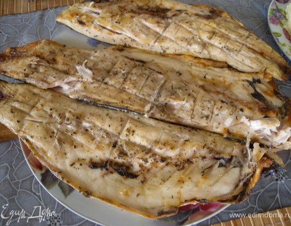 На фото филе пеленгаса с кожей. Готовился на гриле (на углях). 