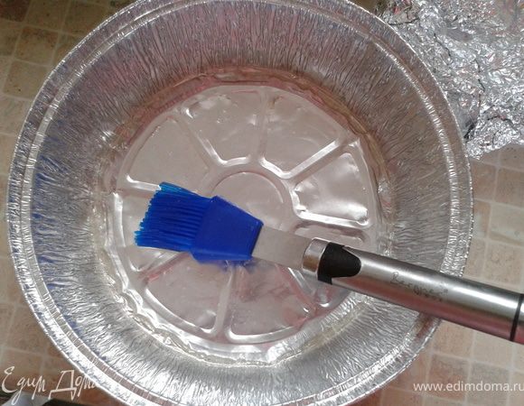 Уложить в форму. Удобно одноразовые алюминиевые использовать. Смазать растительным маслом. 