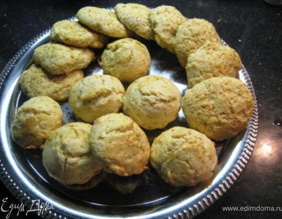 Главное правило сконов - тесто долго не месить, будут жесткие. Растереть масло с мукой, разрыхлителем и сахаром в крошку. Добавит сливки и молоко. Молоко постепенно, см. по тесту может уйти меньше. У меня ушло все. Смазать молоком 10 мин при 165 гр.