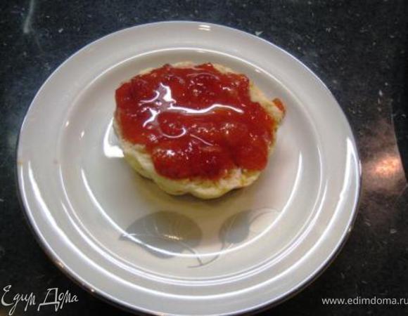 Подаем со взбитыми сливками и клубничным джемом. У меня пюре по Оксанкиному рецепту http://www.edimdoma.ru/recipes/24311. Ксюша спасибо, клубника, как свежая! Приятного аппетита!