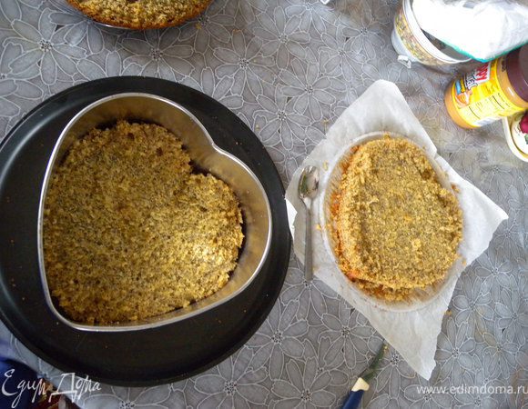 3. Срезать немного верха, обрезать в виде формы сердца. Разделить на две части. Дно оставить на верх (самая ровная часть, на нее будет мастика ложиться. Пропитать сиропом. 