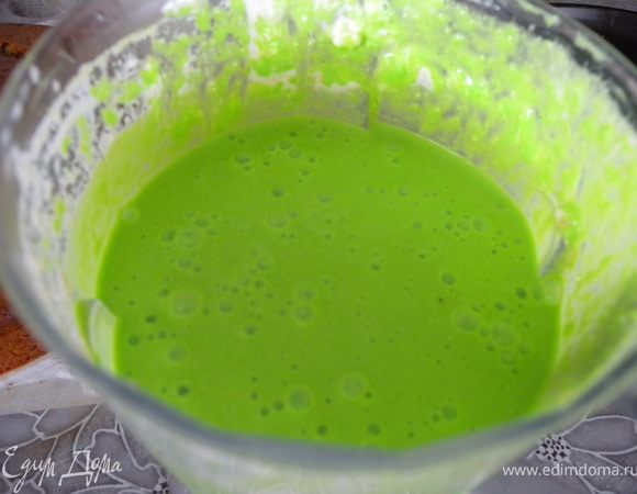 4. Приготовить суфле. Взбить в блендере творог сахар и сметану. Быстро почистить яблоки и перебить вместе с творогом... Я еще добавила светло-зеленого пищевого красителя. Развести желатин и взбивая ввести в массу. 