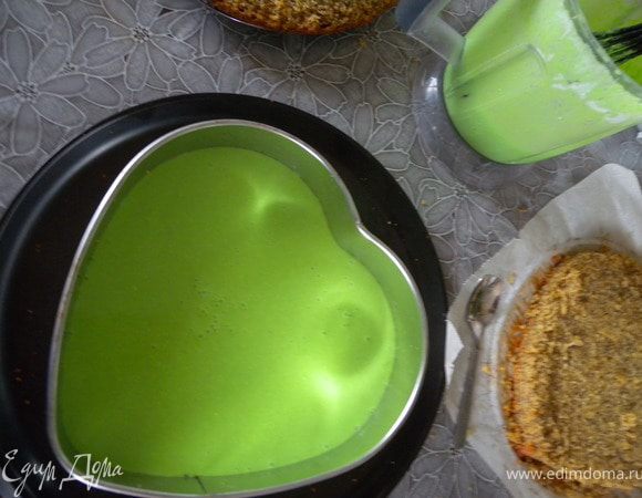 5. В форму заключить один корж. Залить суфле. 