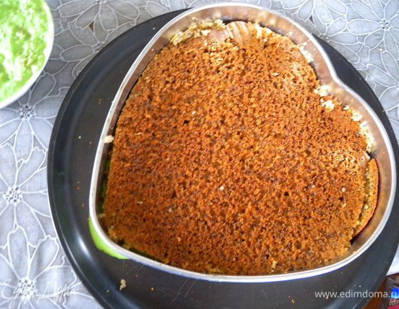 6. Накрыть вторым коржом. 