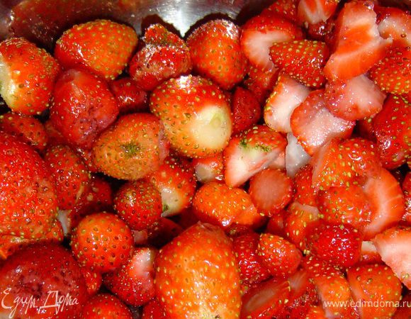 Отделяем белки от желтков, охлаждаем и взбиваем до образования легкой пены. Затем добавляем клубнику, и сахар и на высоких оборотах взбиваем все до образования густой массы. Овсяные хлопья обжариваем до золотистого цвета на сухой сковороде, охлаждаем. 
 На дно бокала кладем кусочки клубники, затем обжаренные овсяные хлопья, а сверху выкладываем клубнично-белковую массу. Украшаем и подаем в качестве вкуснейшего десерта!
 Приятного аппетита!!!