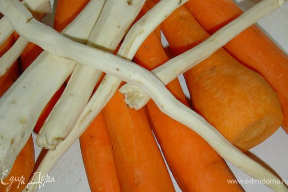Простерилизуйте банки, помойте помидоры и дайте стечь воде. Морковь очистите и натрите на крупной терке. Перец помойте, очистите от семян и нарежьте на крупные сегменты.