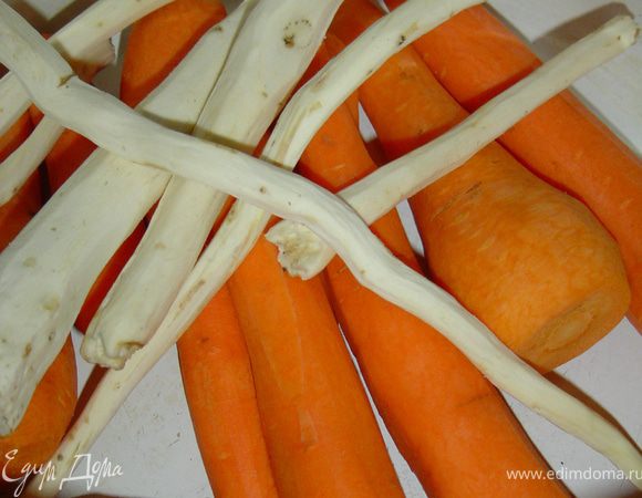 Простерилизуйте банки, помойте помидоры и дайте стечь воде. Морковь очистите и натрите на крупной терке. Перец помойте, очистите от семян и нарежьте на крупные сегменты.