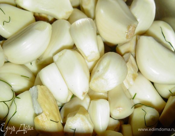 Чеснок и хрен очистите. Хрен нарежьте небольшими кусочками.