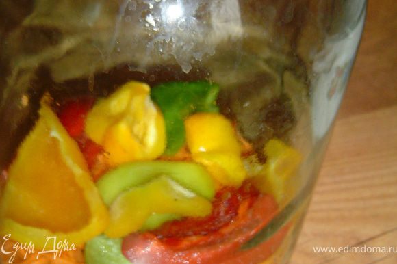 Подготовленные овощи выложите на дно банки, а сверху — помидоры. Все это залейте кипятком, накройте крышкой и дайте постоять 20 минут.