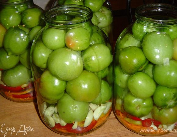 Затем слейте воду в кастрюлю, добавьте соль, сахар и дайте рассолу закипеть. В конце добавьте уксус, но не кипятите. В каждую банку положите по 2 таблетки аспирина и залейте рассолом.