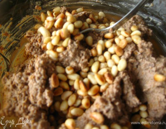 добавить кедровые орешки. Перемешать. Переложить в неглубокие мисочки или пиалочки.