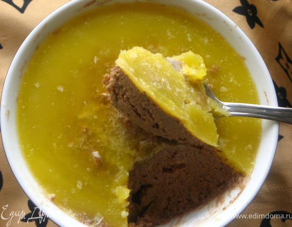 Переложить в неглубокие пиалочки. Растопить сливочное масло, вылить сверху на паштет. Отправить в холодильник на 1 час.