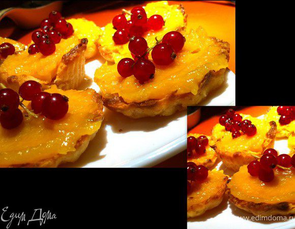 В это время курагу положить в кастрюльку, залить 1/2 стакана воды и довести до кипения. Поварить минут 5. Затем, добавляя водичку, в которой варилась курага, измельчить все блендером в пюре. 

Наполнить корзиночки джемом и украсить ягодами!:)