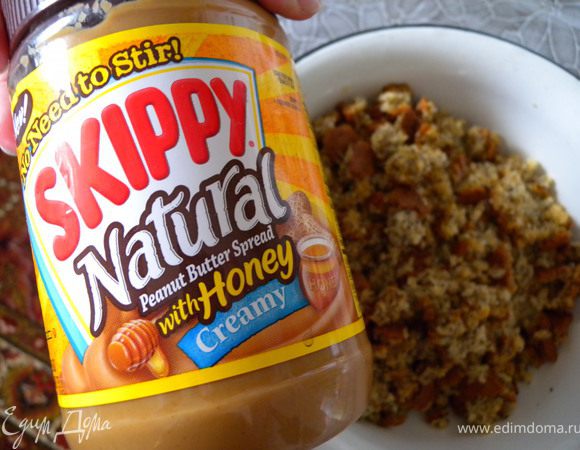 7. Из остатков коржа сделать крошку и с помощью масла (любого, даже сливочного) превратить в "картошку". 