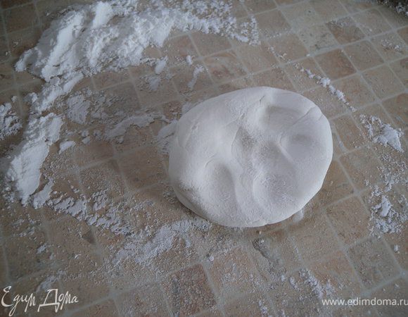 10. Раскатать мастику. Отделить два кусочка для ангелов. 