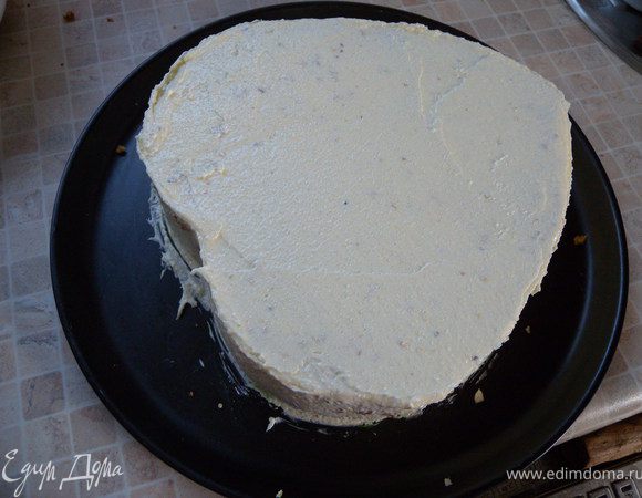 12. Взбить масло с сахарной пудрой. Выровнять кремом основу. 