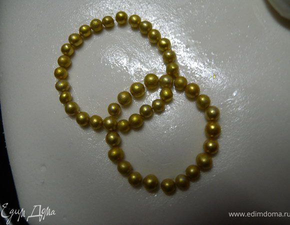 15. Зубочисткой наметить где будут кольца и выложить их бусинками. 