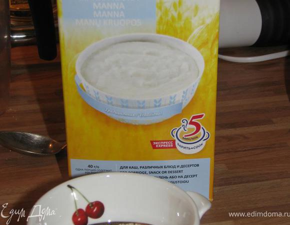 Продолжая взбивать, постепенно всыпать манную крупу.