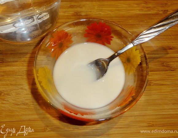 Вода должна быть теплой. Разведем дрожжи в небольшом количестве воды.