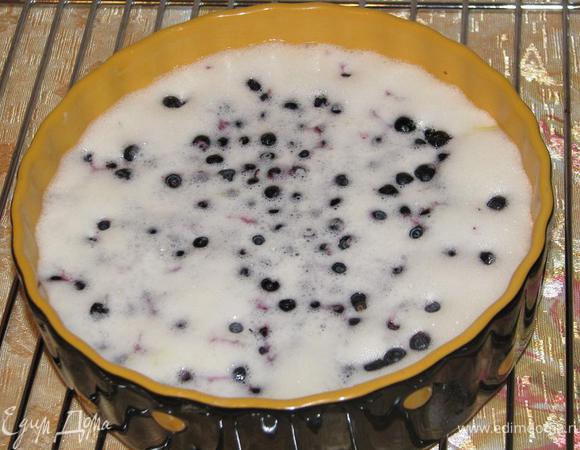 В предварительно смазанную сливочным маслом форму для запекания влить яично-сливочную массу. Выложить чернику (у меня - замороженная), слегка утопив ее в тесте.