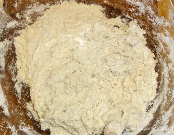 Теперь частями вводим  муку, перемешивая деревянной лопаткой. У вас может уйти мука не вся, поэтому не торопитесь высыпать ее всю.
