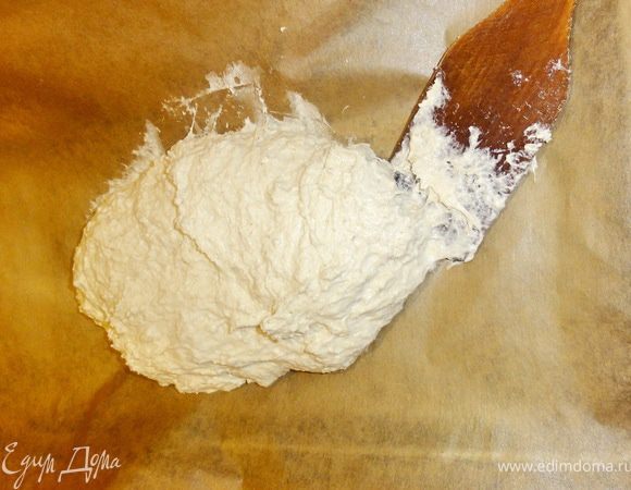 Тесто должно получится не просто мягким, а липким и вязким! На вид, надо сказать, совершенно не внушающим доверия!