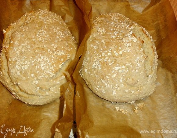 Выньте из духовки хлеб, смажьте водой и накройте салфеткой. Дайте хлебу немного остыть, если у вас получится )))

