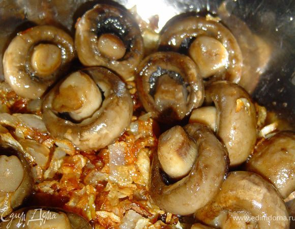 Любой твердый сыр  натираем на крупной терке, добавляем к сыру яйца, овсяные хлопья, размягченное сливочное масло,  солим по вкусу и хорошенько размешиваем. Разрыхлитель, смешанный с мукой, просеиваем и добавляем в тесто, еще раз перемешиваем. Теперь аккуратно добавляем молоко, перемешиваем и следим за тем, чтобы тесто не было жидким, так что молока может уйти меньше или больше, но тесто должно получиться густым, чтобы из него можно было слепить шарики.Из теста формируем шарики(руки лучше смочить водой, так легче будет работать с тестом). Шарик разминаем в лепешку  и на середину кладем по одному, предварительно обжаренному шампиньону, обжаренный лук и измельченную зелень, а затем защипываем тесто и формируем шарик.  Шарики раскладываем на противень, застеленный пергаментом , смазанным маслом. Выпекаем 20-25 мин. при температуре 180 гр.
 Приятного аппетита!!!