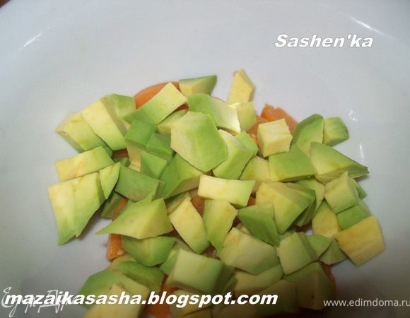 авокадо моем, чистим и нарезаем мелким кубиком