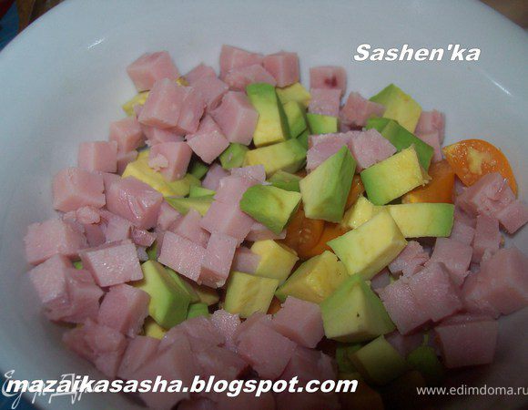 Ветчину так же режем мелким кубиком. солим, перчим, заправляем салат по вкусу либо майонезом , либо йогуртом и выкладываем на цикорий