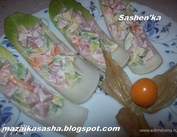 Выкладываем "лодочки" на тарелку и украшаем физалисом