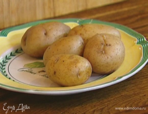 Картофель отварить в мундире до готовности.