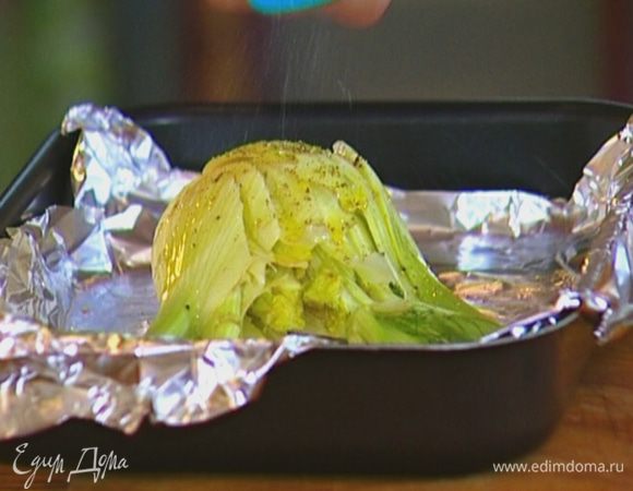 Фенхель надрезать сверху вниз, не прорезая до основания, поместить в небольшой противень, выстеленный пищевой фольгой, сбрызнуть оливковым маслом, посолить, поперчить и отправить в разогретую духовку на 10−15 минут.