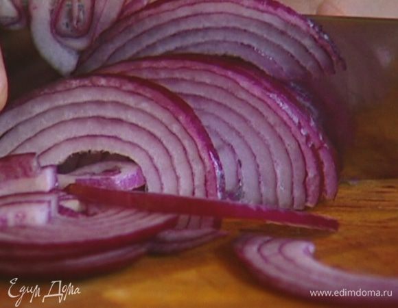 Луковицу почистить и нарезать полукольцами.