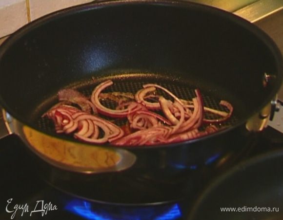 Разогреть в сковороде 1 ст. ложку оливкового масла, слегка обжарить лук и чеснок.