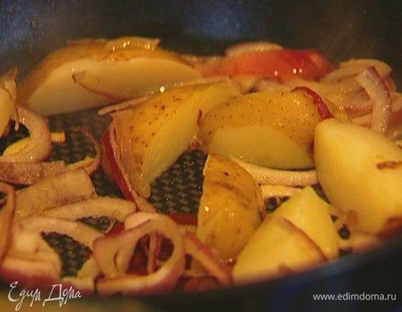 Готовый картофель разрезать на 4 части, добавить к луку и обжаривать до золотистого цвета.
