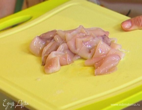 Кальмаров вымыть и нарезать кольцами.