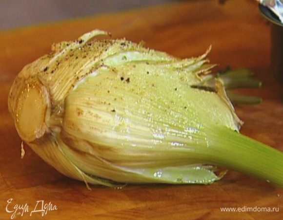 Запеченный фенхель порезать полосками.