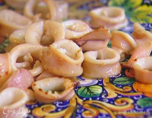 Кальмары выложить на тарелку.