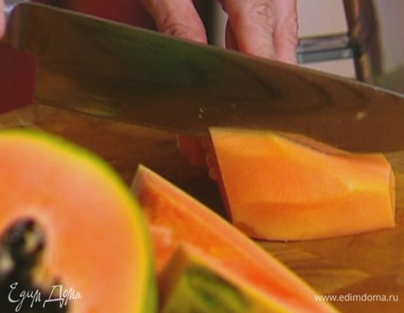 Папайю и дыню очистить от кожуры.