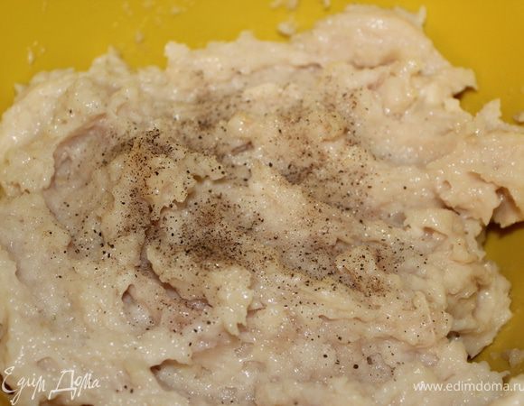 Яблоко, филе и лук измельчить или в блендере или в мясорубке. Добавить соль, перец и хмели-сунели по вкусу. 