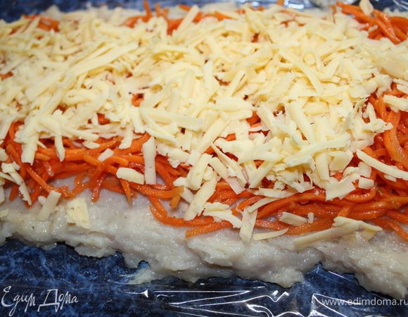 На морковку выложить тертый сыр.