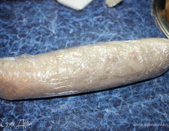 При помощи пленки свернуть рулет.