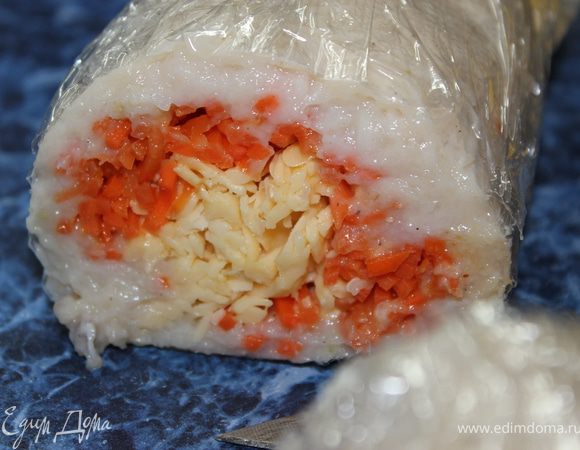 Я рулет разрезала пополам и еще раз обернула в пленку, так как он полностью в пароварку не залез бы)