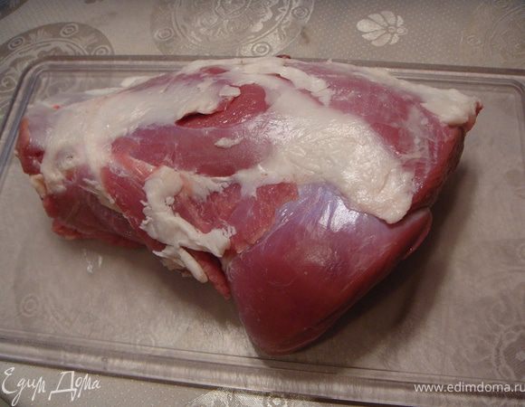 Ножку помыть, обсушить и срезать  лишний жир.